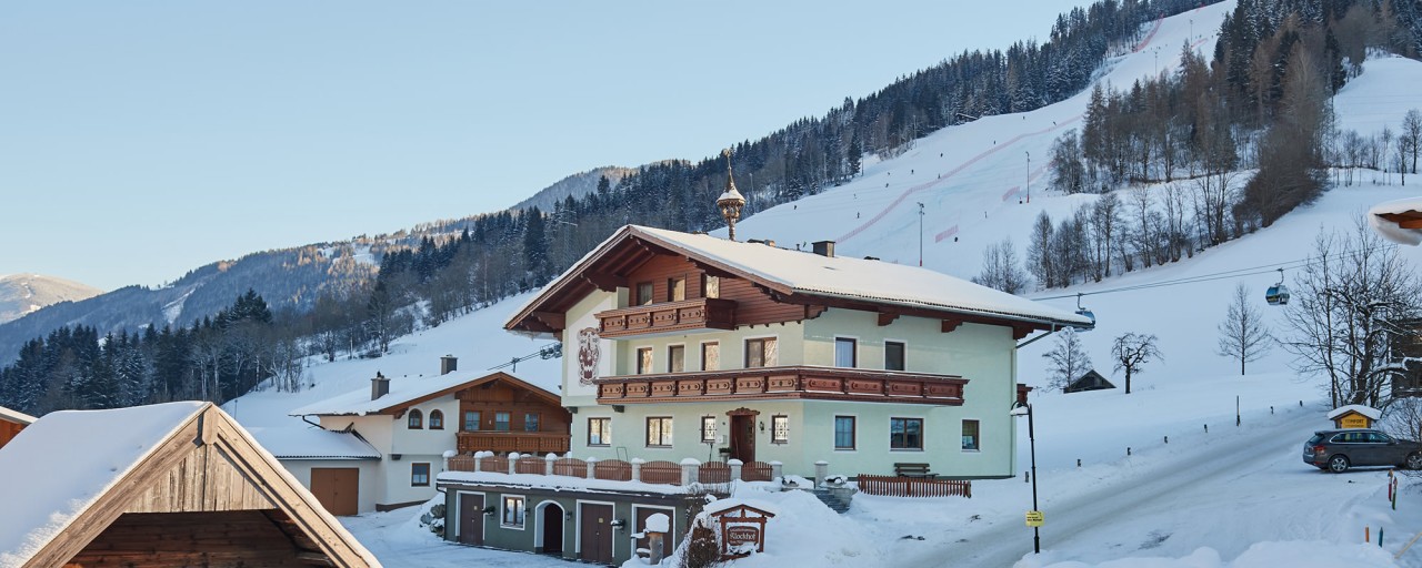 3 Skifahrer mit Skiausrüstung im verschneiten Pichl/Schladming im Skigebiet Reiteralm, Ski amadé © Schladming-Dachstein